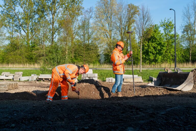 Landmeter meet infraproject de Draai Heerhugowaard