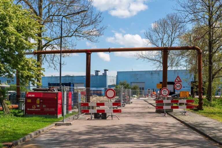 Noodriolering over de weg bij de James Wattstraat Heerhugowaard.