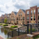 Woningen en gracht met brug bij de Nieuwe Veiling