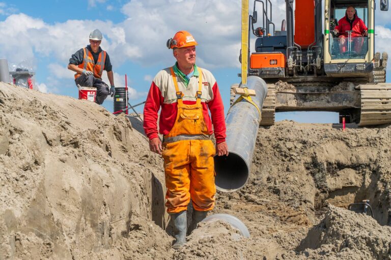 Grond wordt bouwrijp gemaakt bij 't Veld Noord waarbij de riolering wordt aangelegd door Haarsma Infra