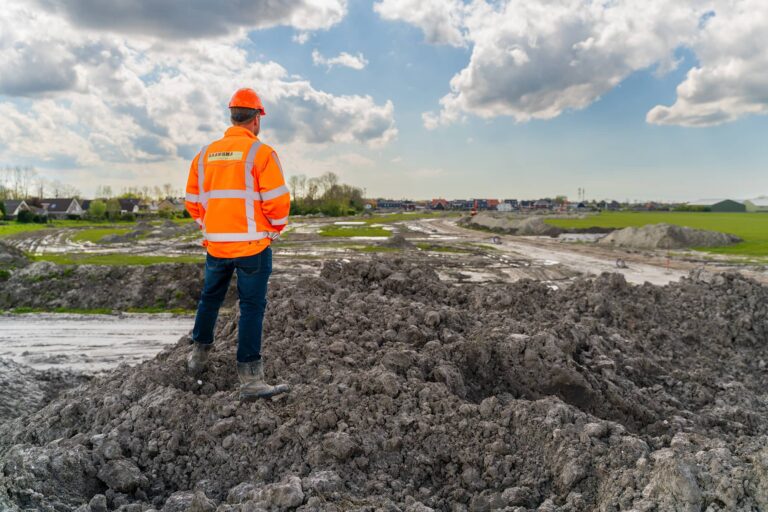 Uitvoerder kijkt uit over zijn project: bouwrijp maken 't Veld Noord.