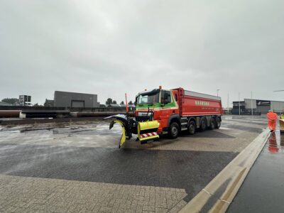 Sneeuwschuiver van Haarsma tijdens vlootschouw gladheidsbestrijding Friesland