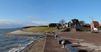 Dijkversterking Vlieland afgerond met zicht op de dijk en het dorp